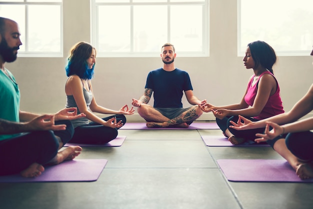 Gruppo di persone che praticano yoga