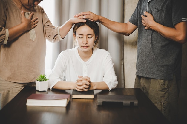 礼拝を祈る人々のグループは信じています