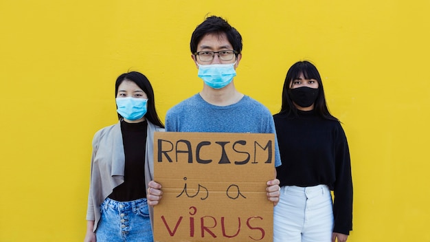 中国の人種差別に抗議する人々のグループ