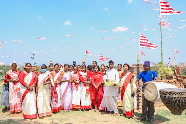 Foto un gruppo di persone legge per celebrare il festival di sarhul