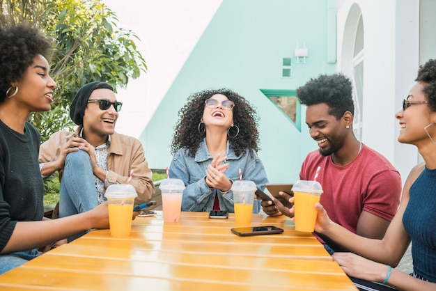 Photo group of people at restaurant table