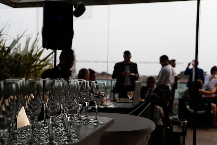 Photo group of people at restaurant