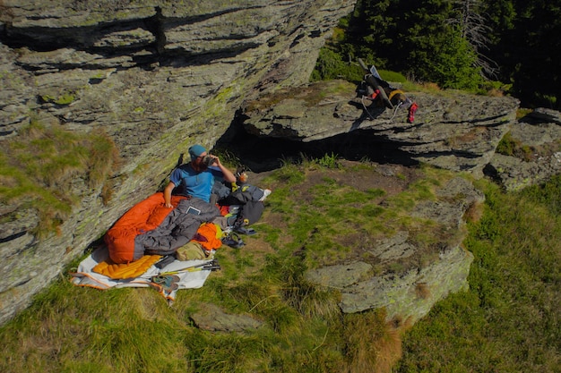 Photo group of people on rock