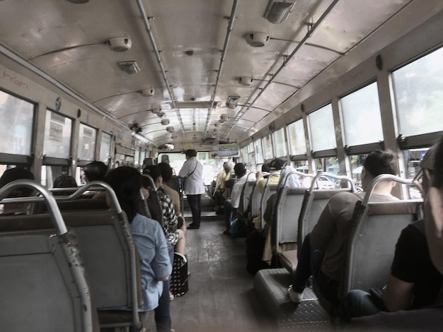 Foto gruppo di persone sedute in autobus