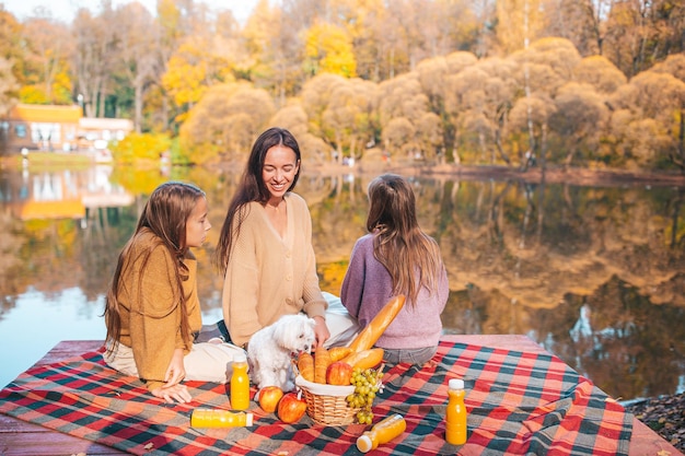 Photo group of people sitting at beach during autumn