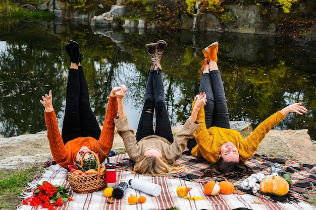 Photo group of people sitting by plants