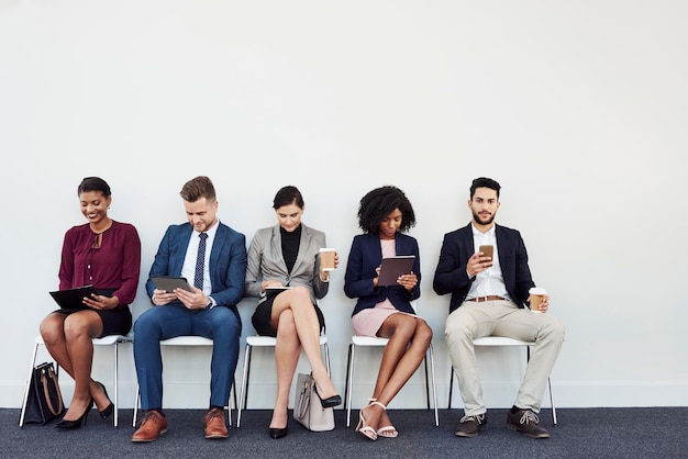 Photo group of people sitting on chair against white background