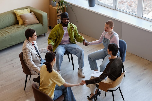 Photo group of people sitting at psychotherapy session