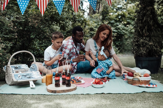 Photo group of people sitting on table