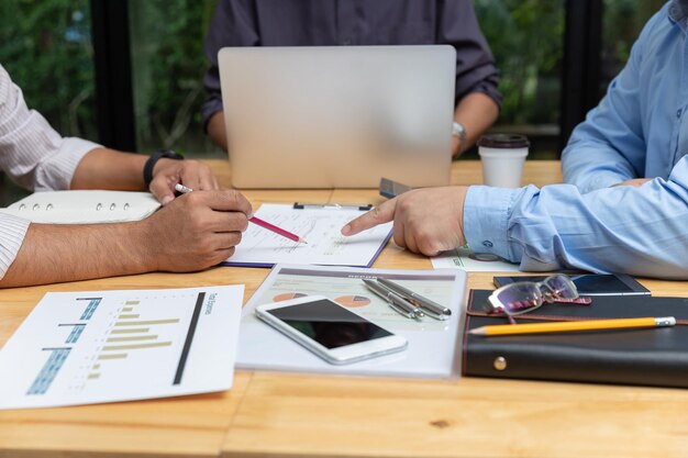 Photo group of people sitting on table