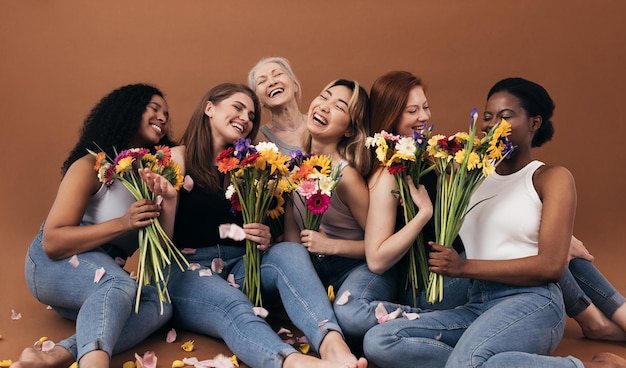 Photo group of people sitting on wall