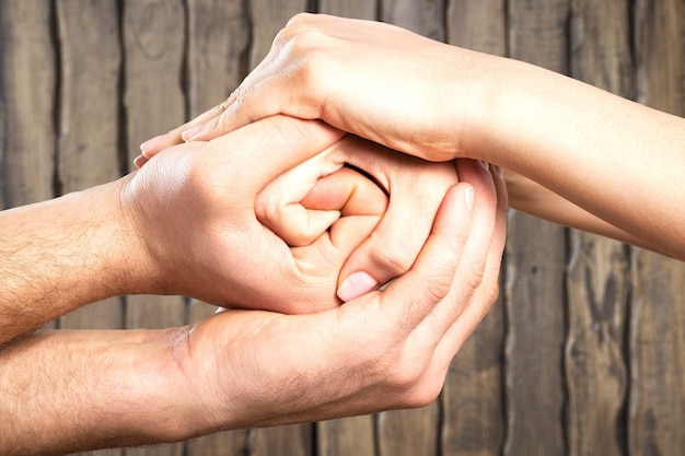 Foto gruppo di persone che si accatastano le mani