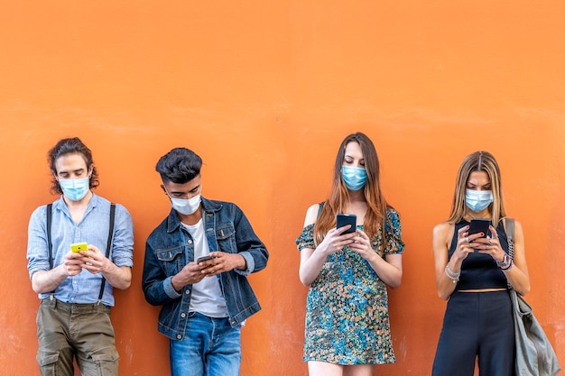 Photo group of people standing against wall