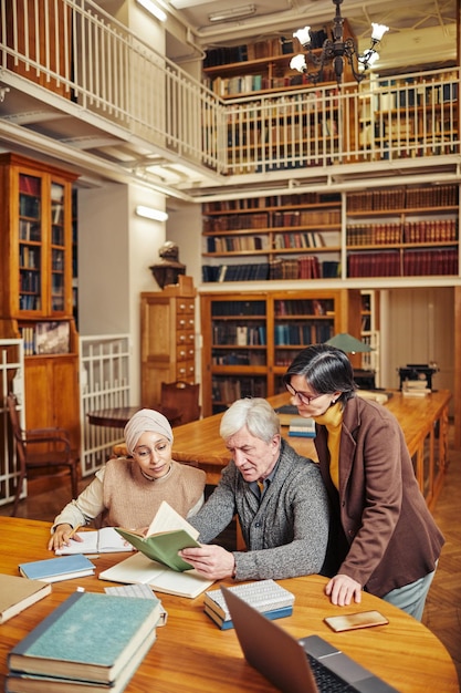 図書館で勉強している人々のグループ