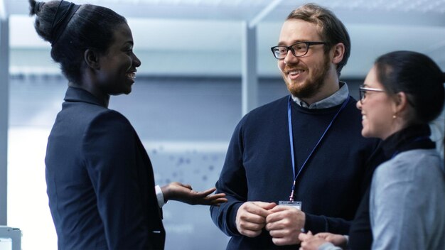 Photo a group of people talking in a meeting