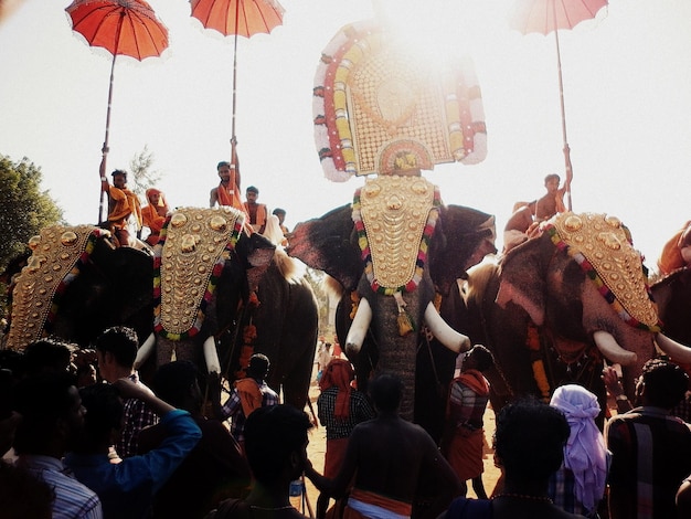 Photo group of people in traditional clothing against sky