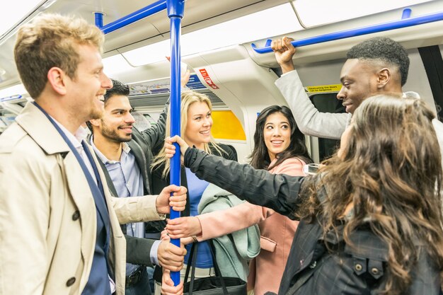 ロンドンの地下鉄電車の中で人々のグループ