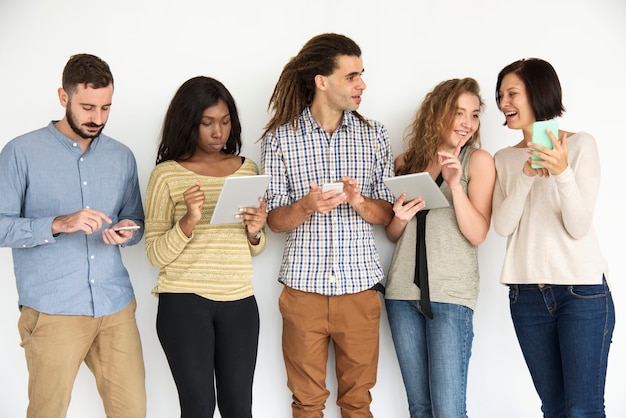 Foto gruppo di persone che utilizzano dispositivi elettronici