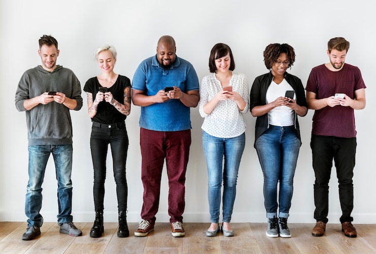 Photo group of people using mobile phone