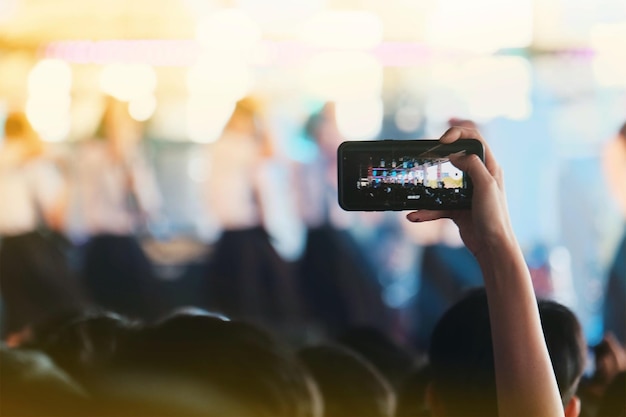 Foto gruppo di persone che usano lo smartphone a un concerto musicale