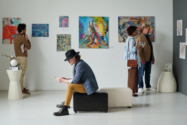Группа людей, посещающих галерею современного искусства