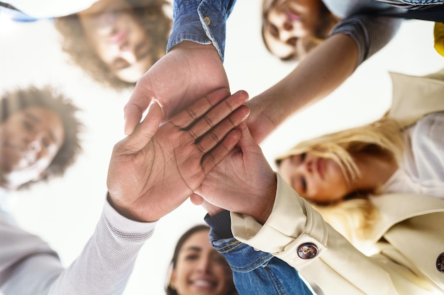 Foto gruppo di persone che indossano un cappello