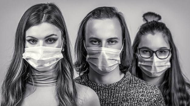 ウイルス病から保護するために保護医療用マスクを着用している人々のグループ 保護マスクを持つ人々のグループ 黒と白