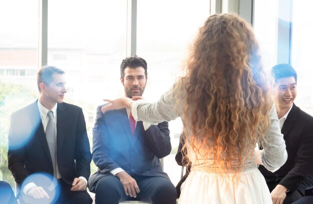 Foto gruppo di persone nella finestra