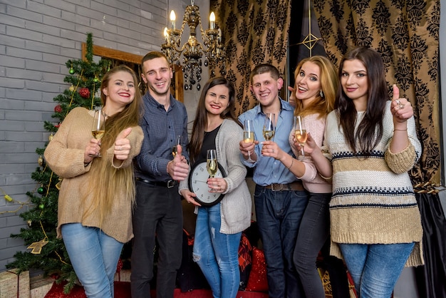 Photo group of people with champagne celebrating new year