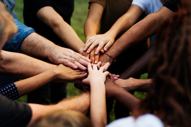 Gruppo di persone con le loro mani insieme