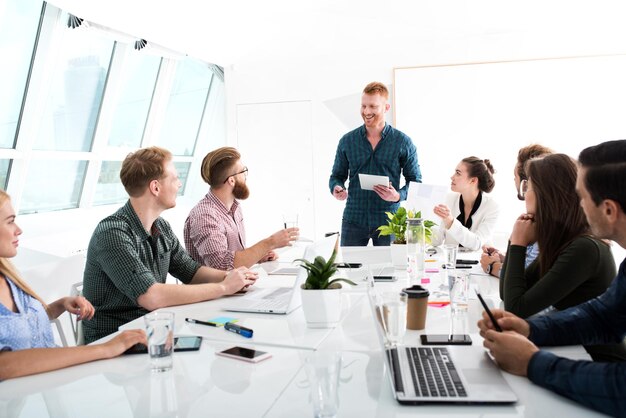 Foto gruppo di persone che lavorano in ufficio