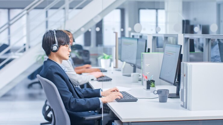 オフィスで働く人々のグループ