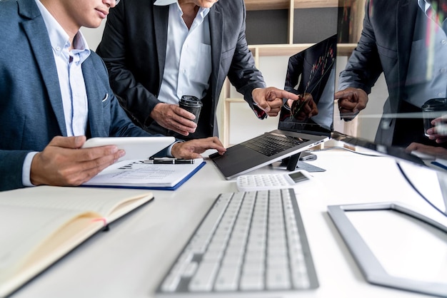 Foto gruppo di persone che lavorano a tavolo