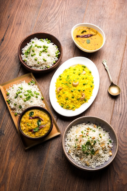 지라 달 프라이와 함께 제공되는 녹색 완두콩과 마늘을 곁들인 인도 쌀의 단체 사진, 선별적인 초점