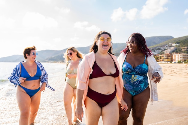 Photo group of plus size women with swimwear at the beach