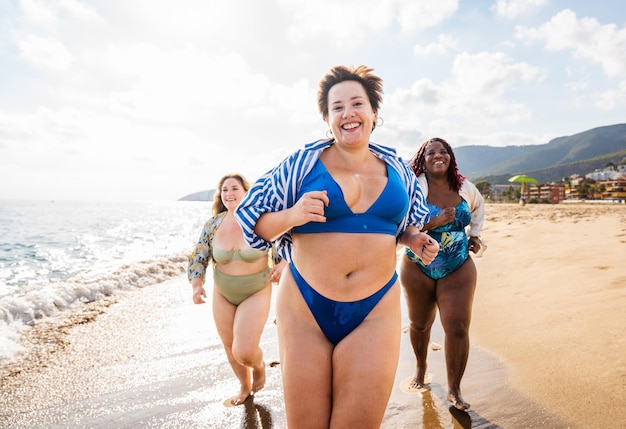 Photo group of plus size women with swimwear at the beach