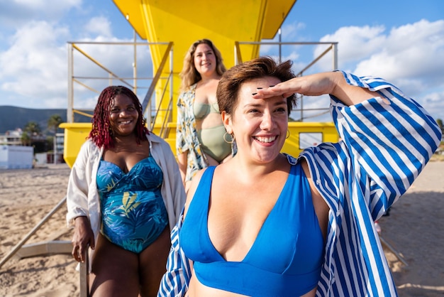 ビーチで水着を着たプラスサイズの女性のグループ