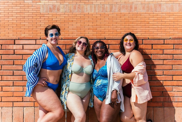 해변에서 수영복을 입은 더하기 크기의 여성 그룹