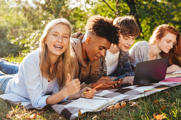 Gruppo di studenti multietnici positivi