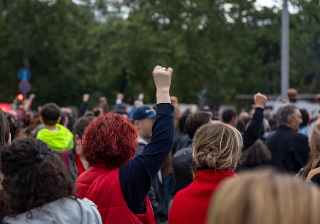 Группа протестующих молодых людей на улице