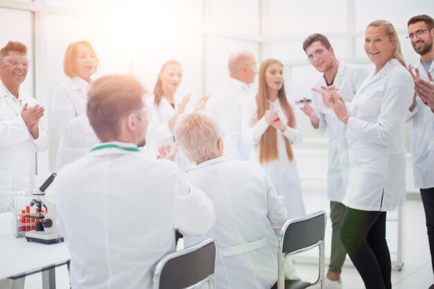 Foto gruppo di ricercatori che discutono nuove idee in laboratorio