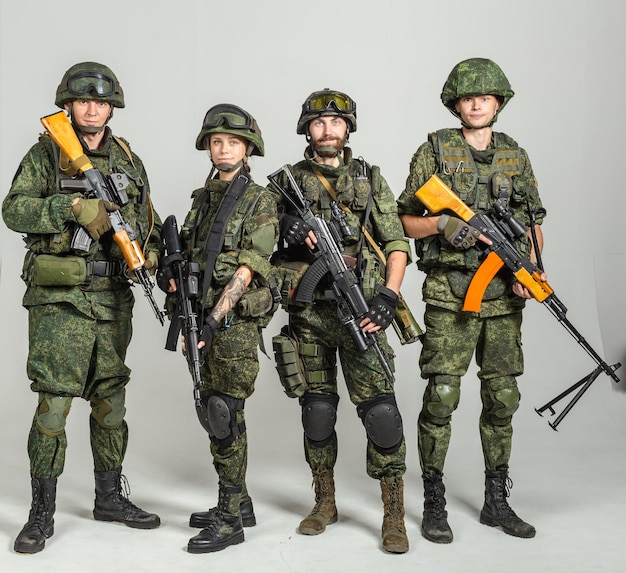 白い背景の上のロシアの兵士のグループ