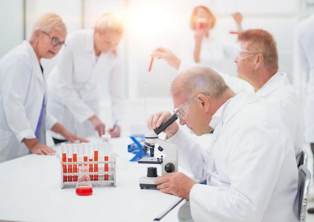 Группа ученых проводит испытания в лаборатории