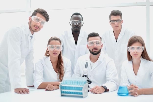 Photo group of scientists with gowns in laboratory