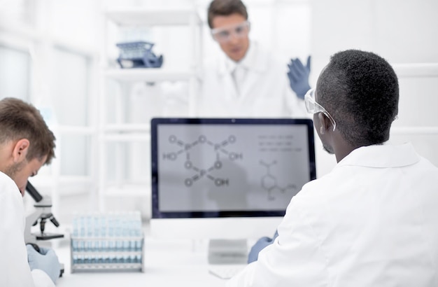 Photo group of scientists working in the laboratory