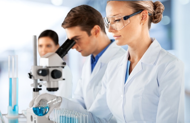 Группа ученых, работающих в лаборатории