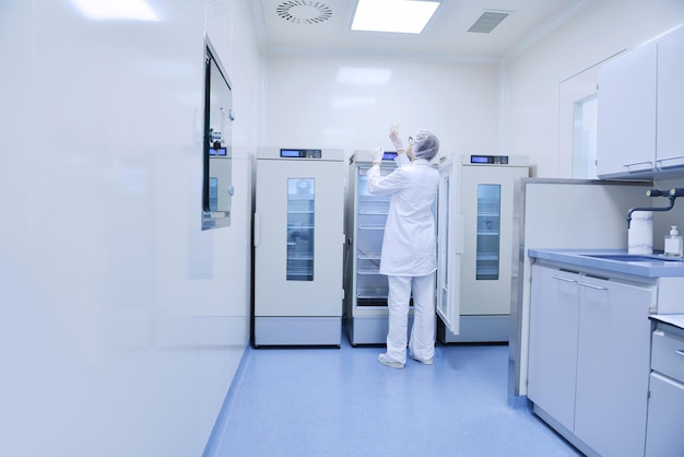 Foto gruppo di scienziati che lavorano in laboratorio