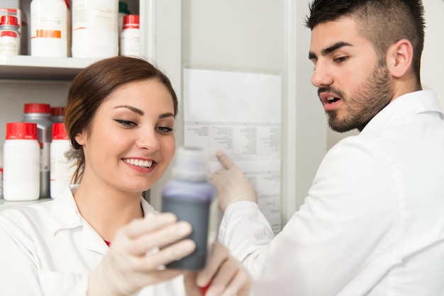 Foto gruppo di scienziati che lavorano al laboratorio