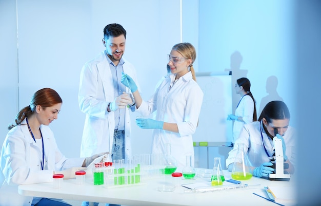 Группа ученых, работающих в современной химической лаборатории