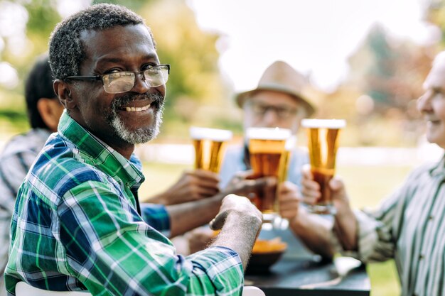 公園でビールを飲む先輩の友人のグループ。シニアとサードエイジに関するライフスタイルの概念